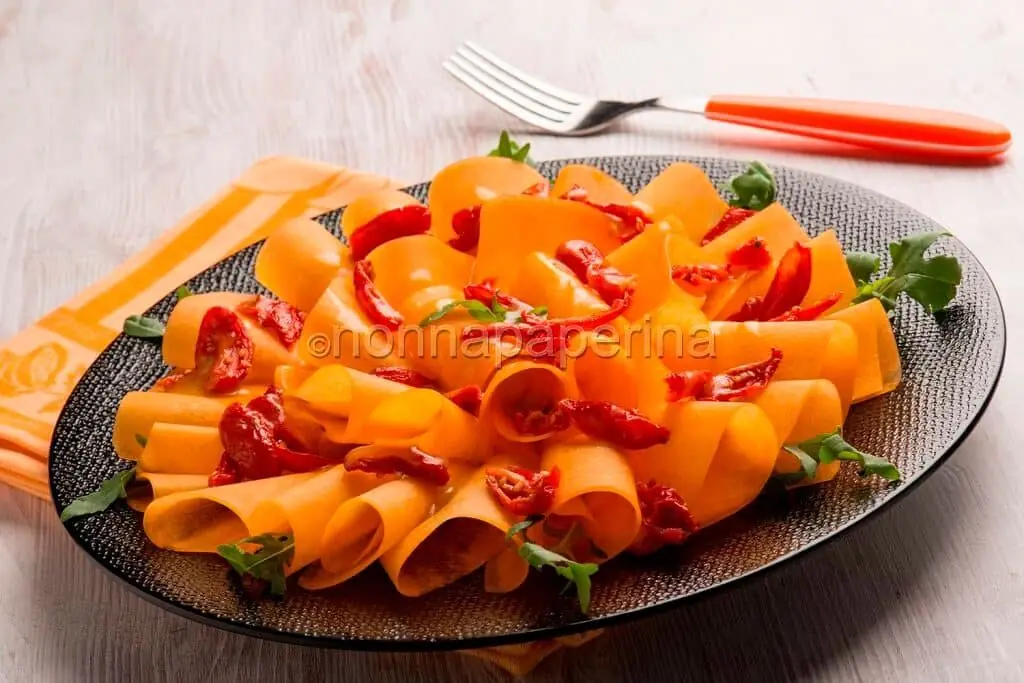 Carpaccio di zucca con pomodorini confit e frutto della passione