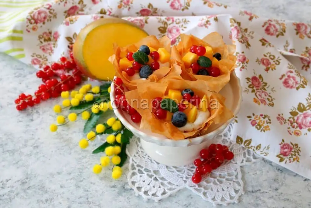 Cestini croccanti con crema e frutta, una gioia per il palato
