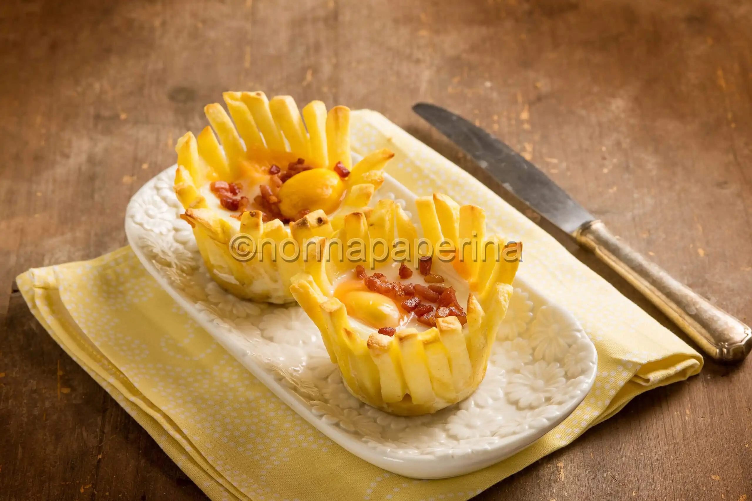 Cestini di patate fritte e uova per un antipasto creativo