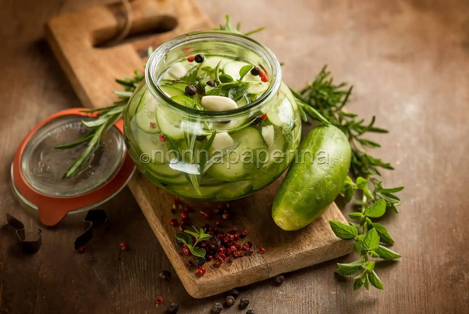 Cetrioli sotto aceto con erbe aromatiche, un’idea sfiziosa