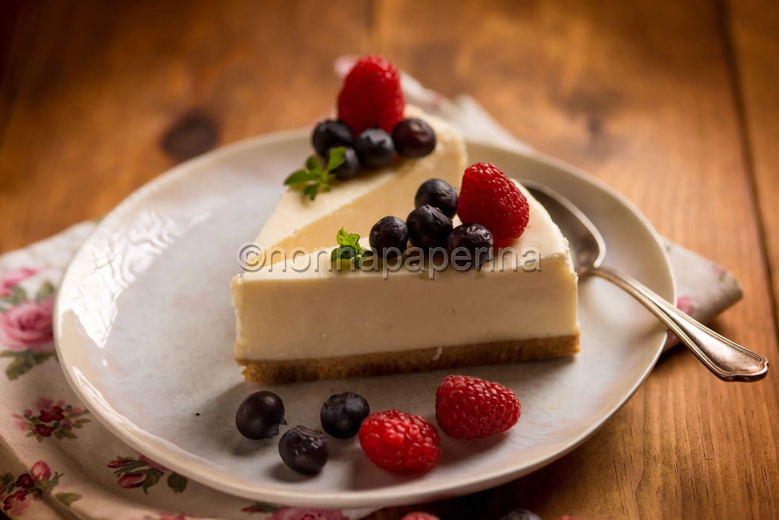 Cheesecake ai mirtilli e lamponi, una versione classica