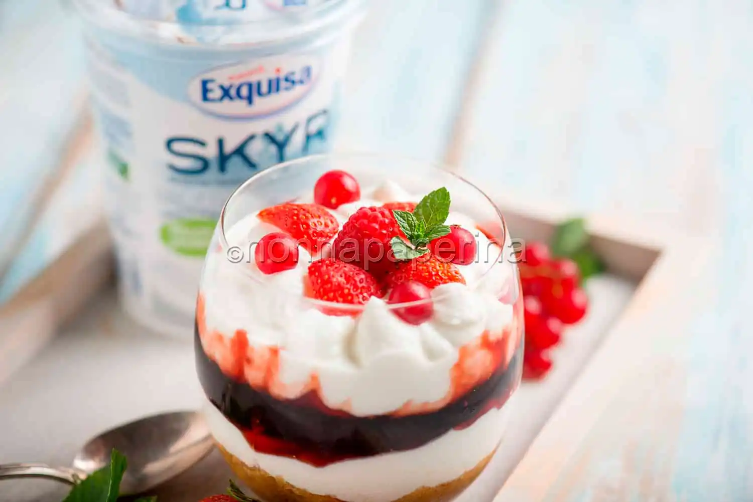 Cheesecake al cucchiaio con Skyr, un dolcezza colorata
