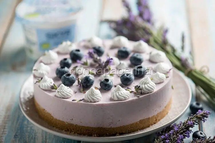 Cheesecake con lavanda e mirtilli, un dolce profumato