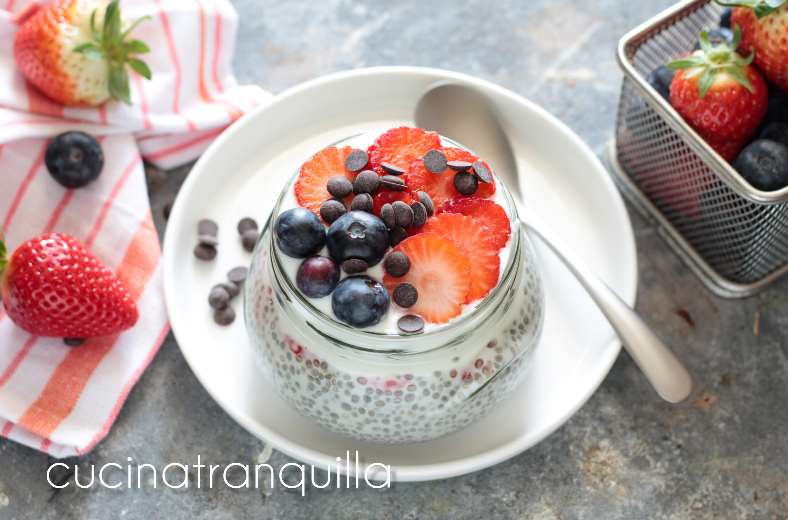 Chia pudding ai frutti di bosco con yogurt al kefir