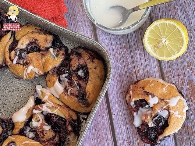 Cinnamon rolls ai mirtilli
