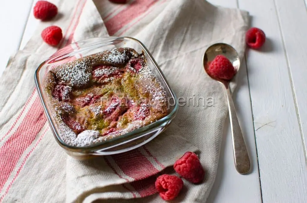 Clafoutis al matcha e lamponi : un dessert senza glutine né lattosio