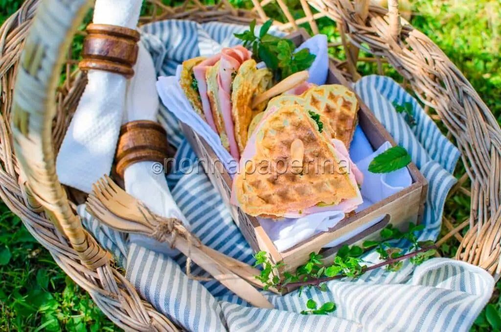 Club Sandwich di cialde con mortadella e crema al prezzemolo, un pasto adatto a tutti