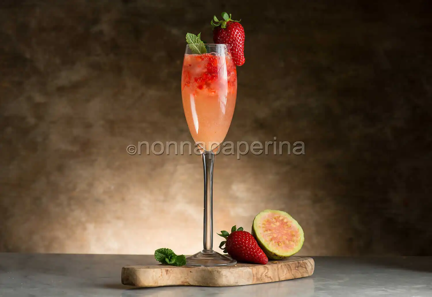 Cocktail analcolico con guava e fragole, un drink per tutti