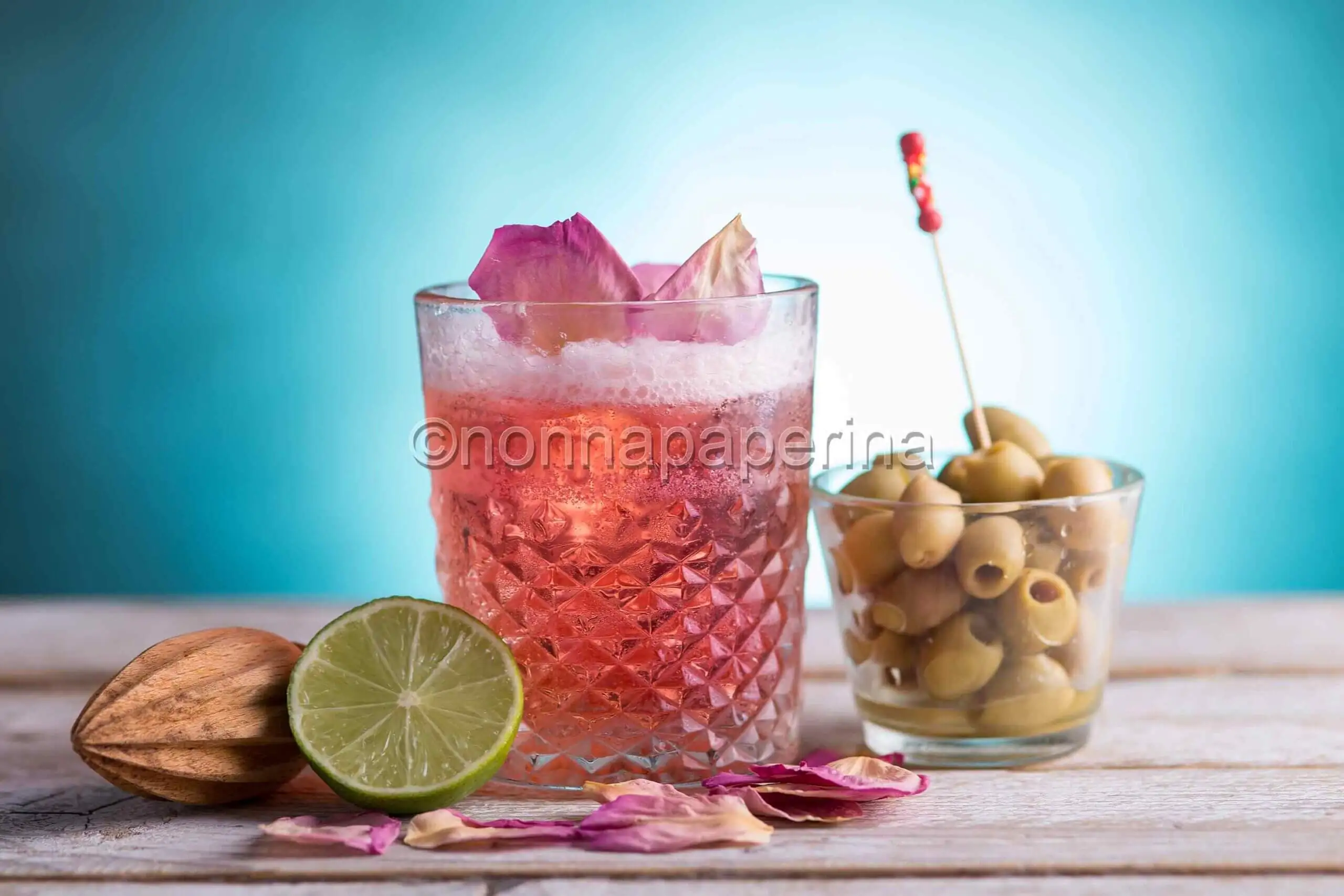 Cocktail rosa, un cocktail alcolico colorato e gustoso
