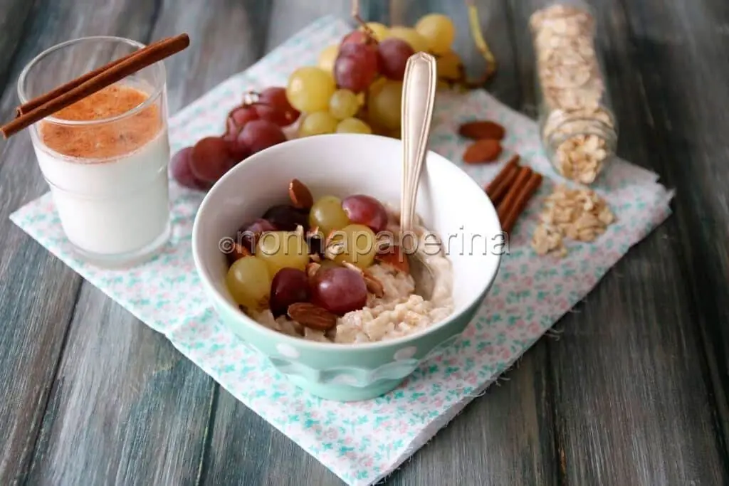 Colazione con la bevanda di mandorla aromatizzata alla cannella