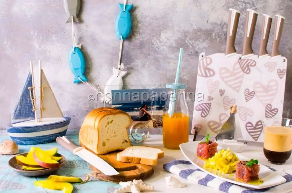 Colazione estiva: tartare di tonno, frutta e uova strapazzate