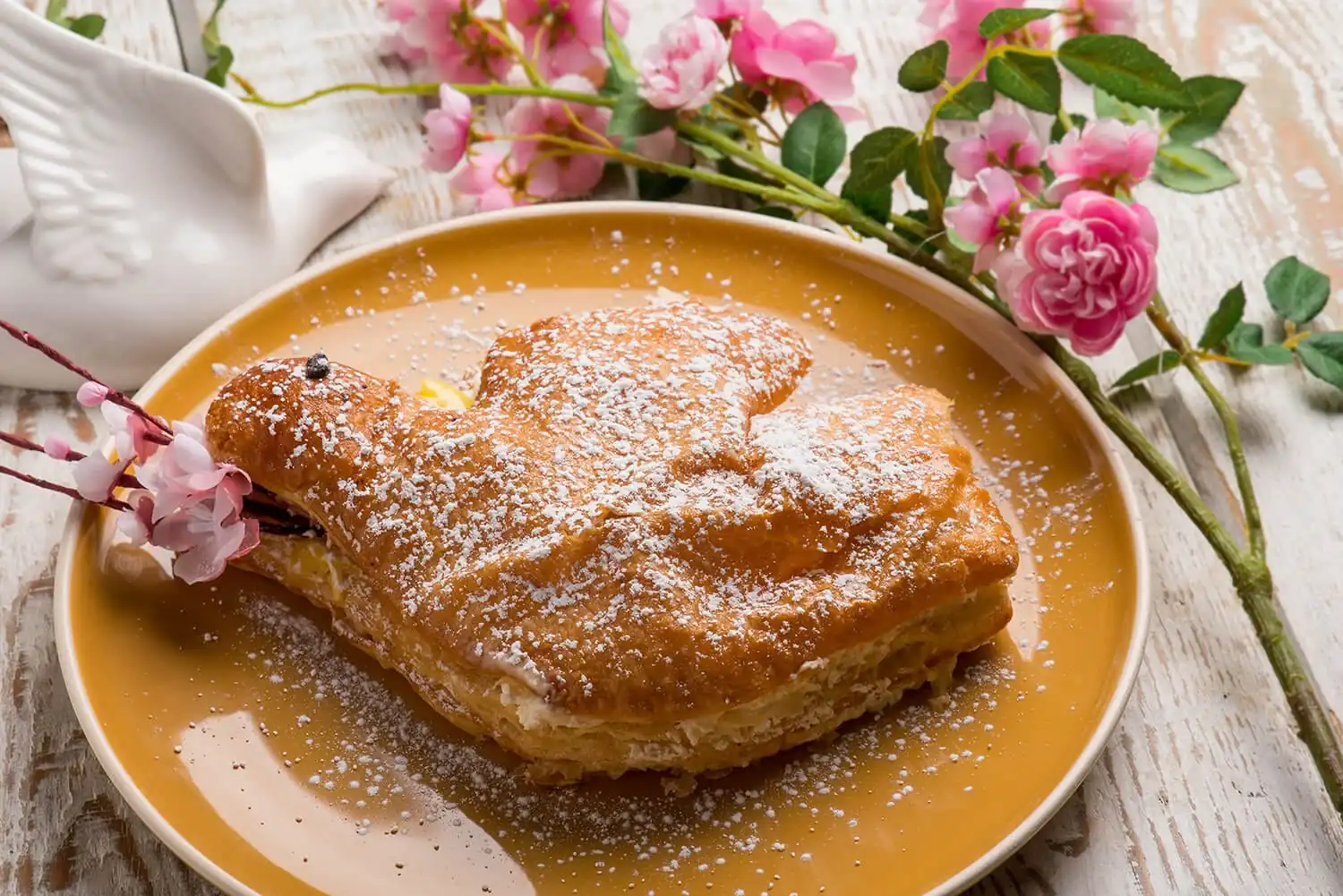Colomba di pasta sfoglia ripiena, ideale per la Pasqua