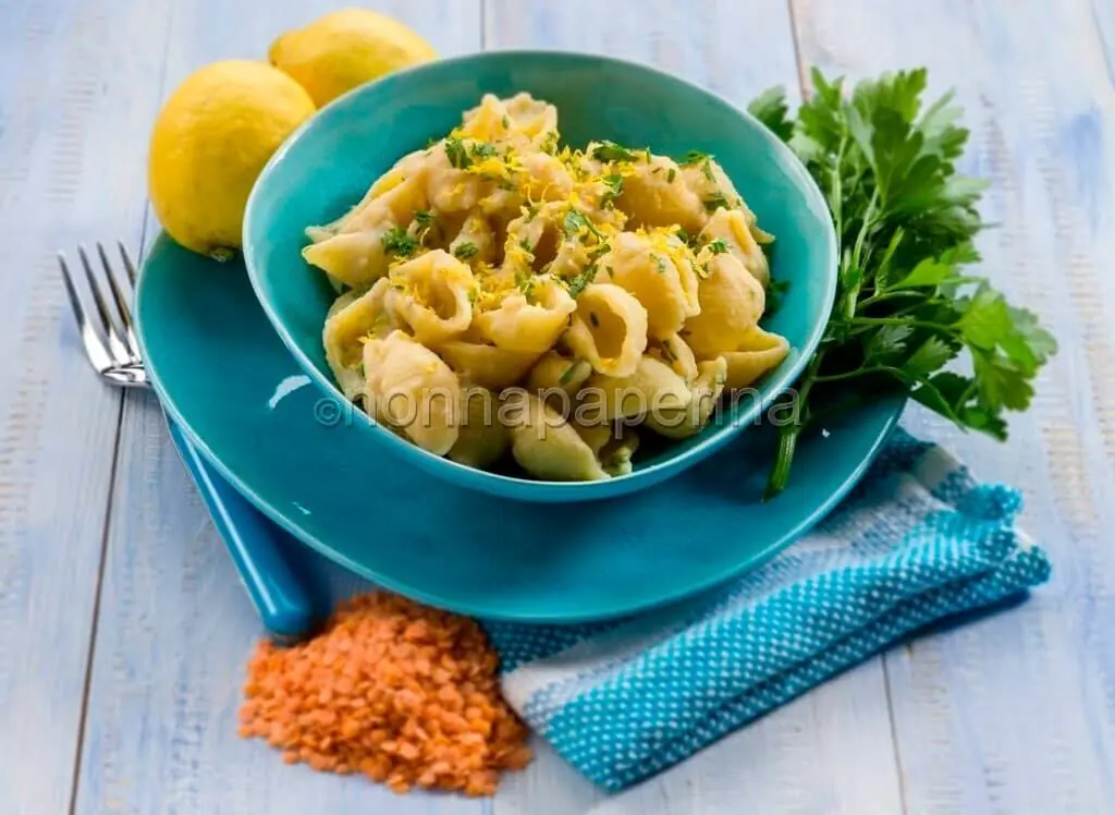 Conchiglie con crema di lenticchie e zeste di limone
