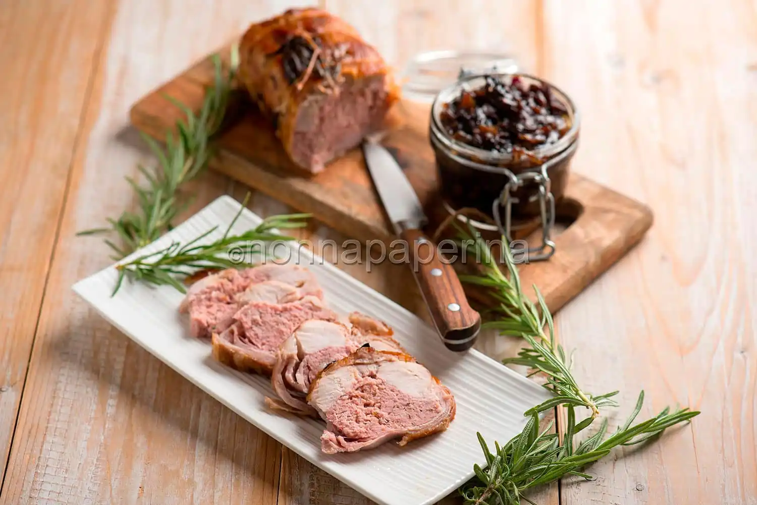 Coniglio arrosto con salsa di cipolle rosse