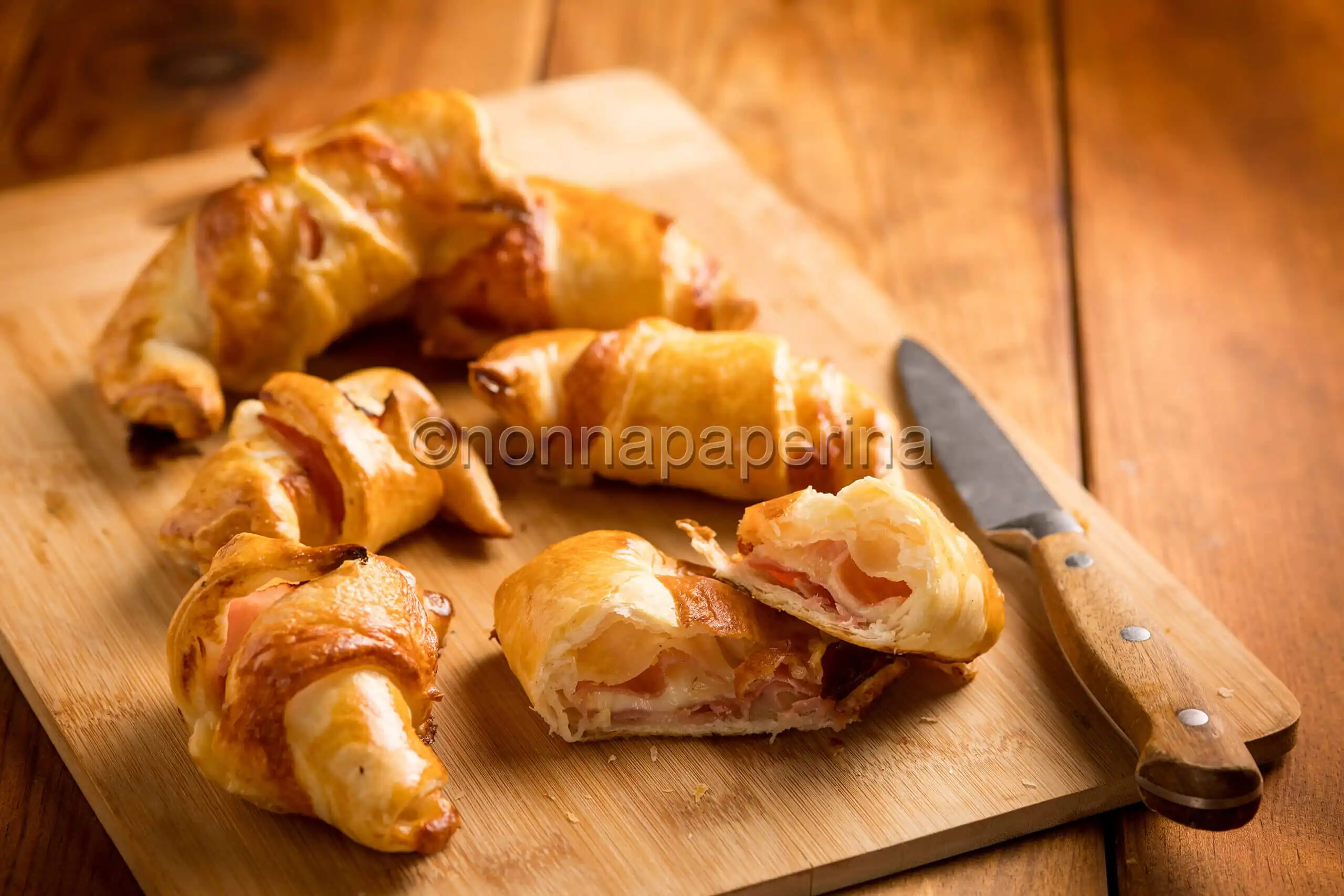 Cornetti salati al prosciutto e formaggio per un buon buffet