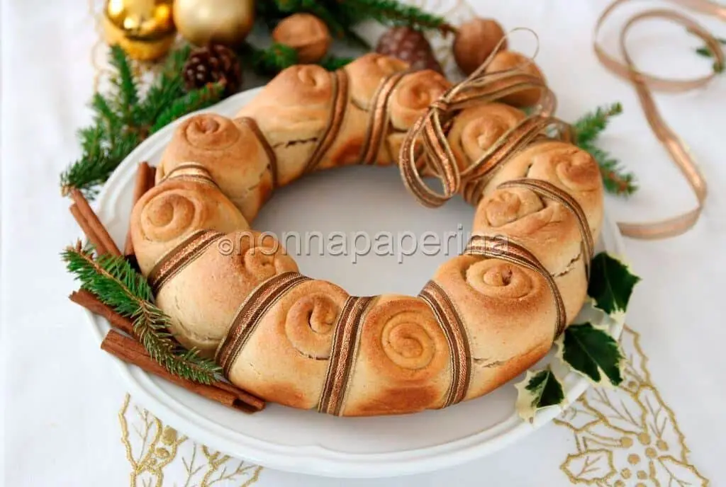 Corona di pane dolce alla cannella: decora la tua tavola!