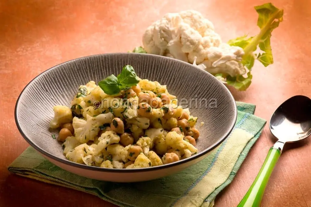 Cous cous di cavolfiore e ceci al curry: un piatto sfizioso per tutti i palati!