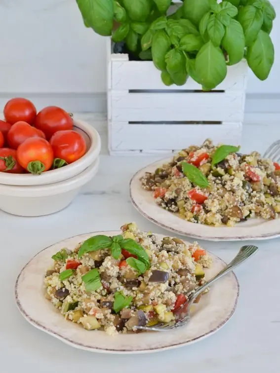 Couscous estivo e veloce con melanzana zucchina pomodori e pesto