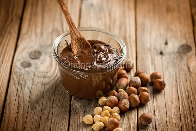 Crema alle nocciole o nocciolata per una farcitura deliziosa
