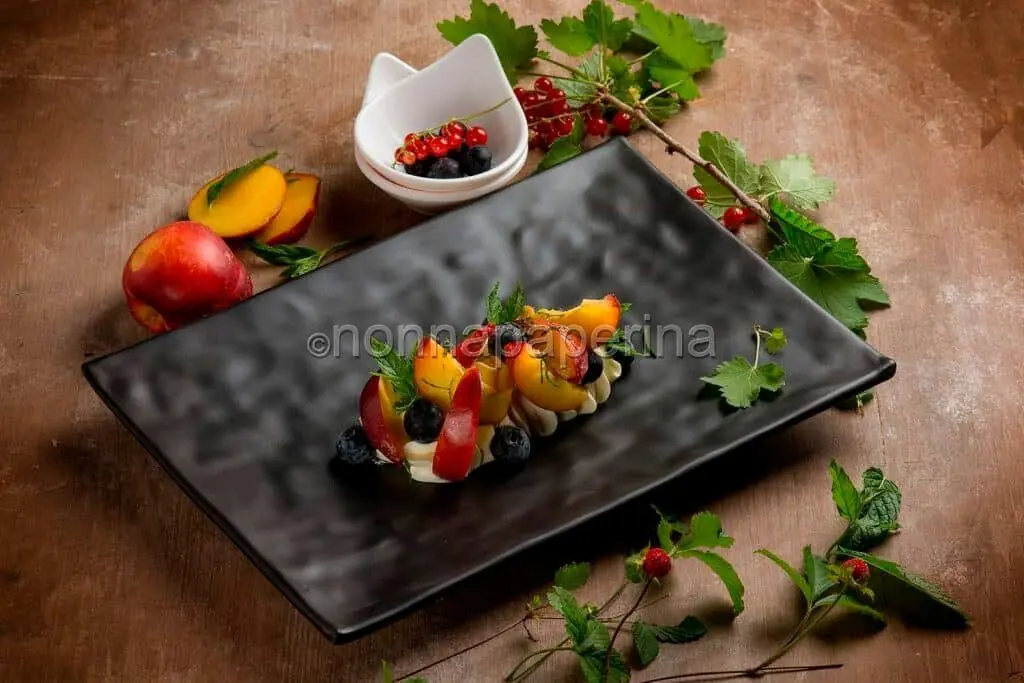 Crema di formaggio fresco cremoso e yogurt, con frutta fresca. Che delizia!