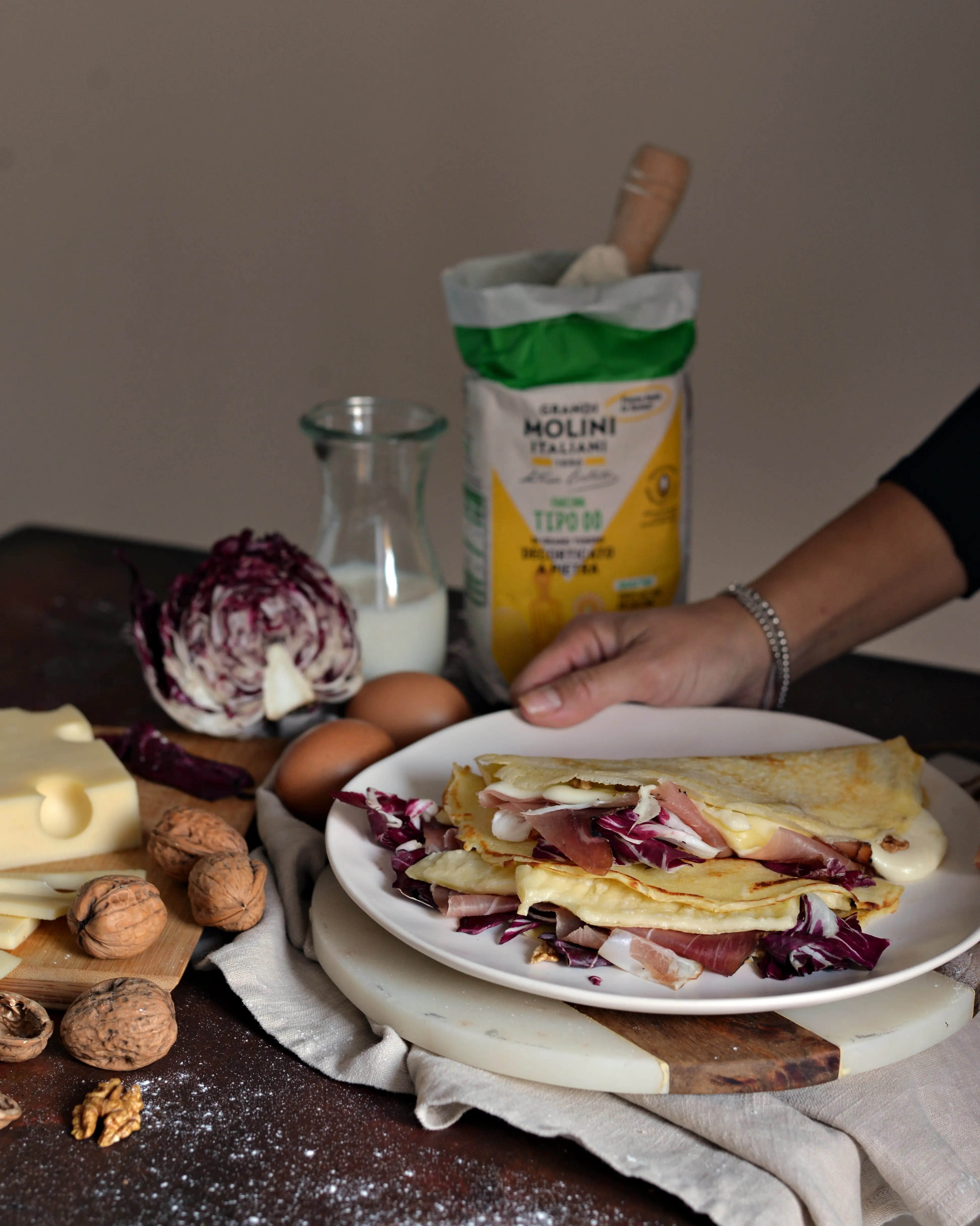 Crepe salate con radicchio, formaggio e speck