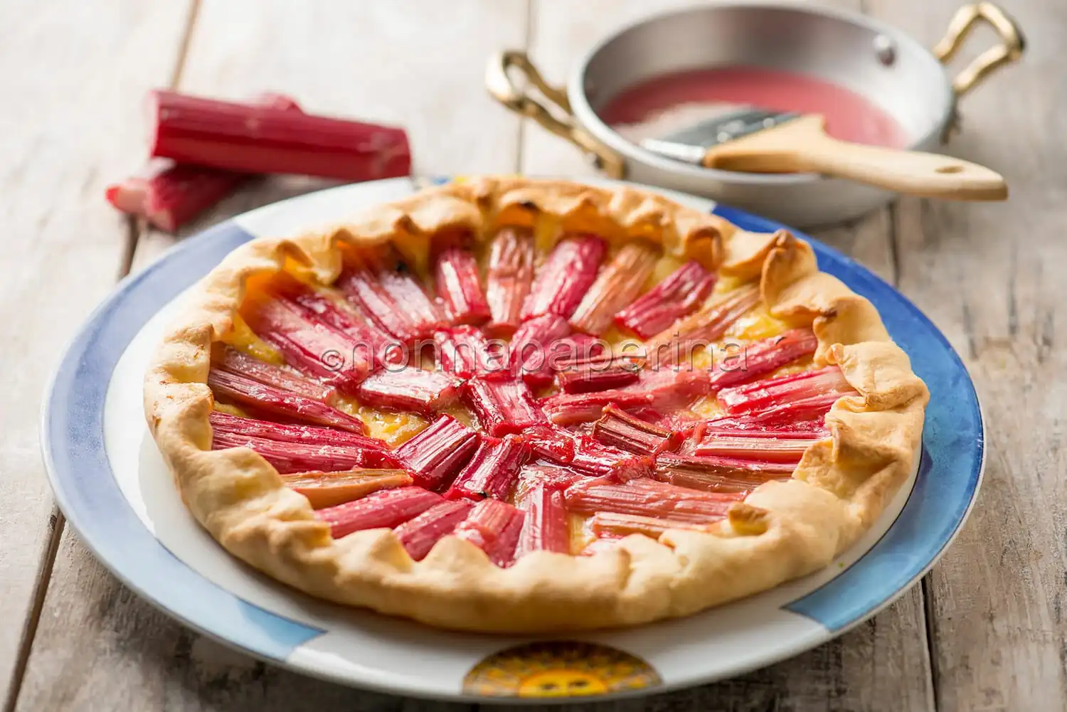 Crostata al rabarbaro, un dolce buono e colorato
