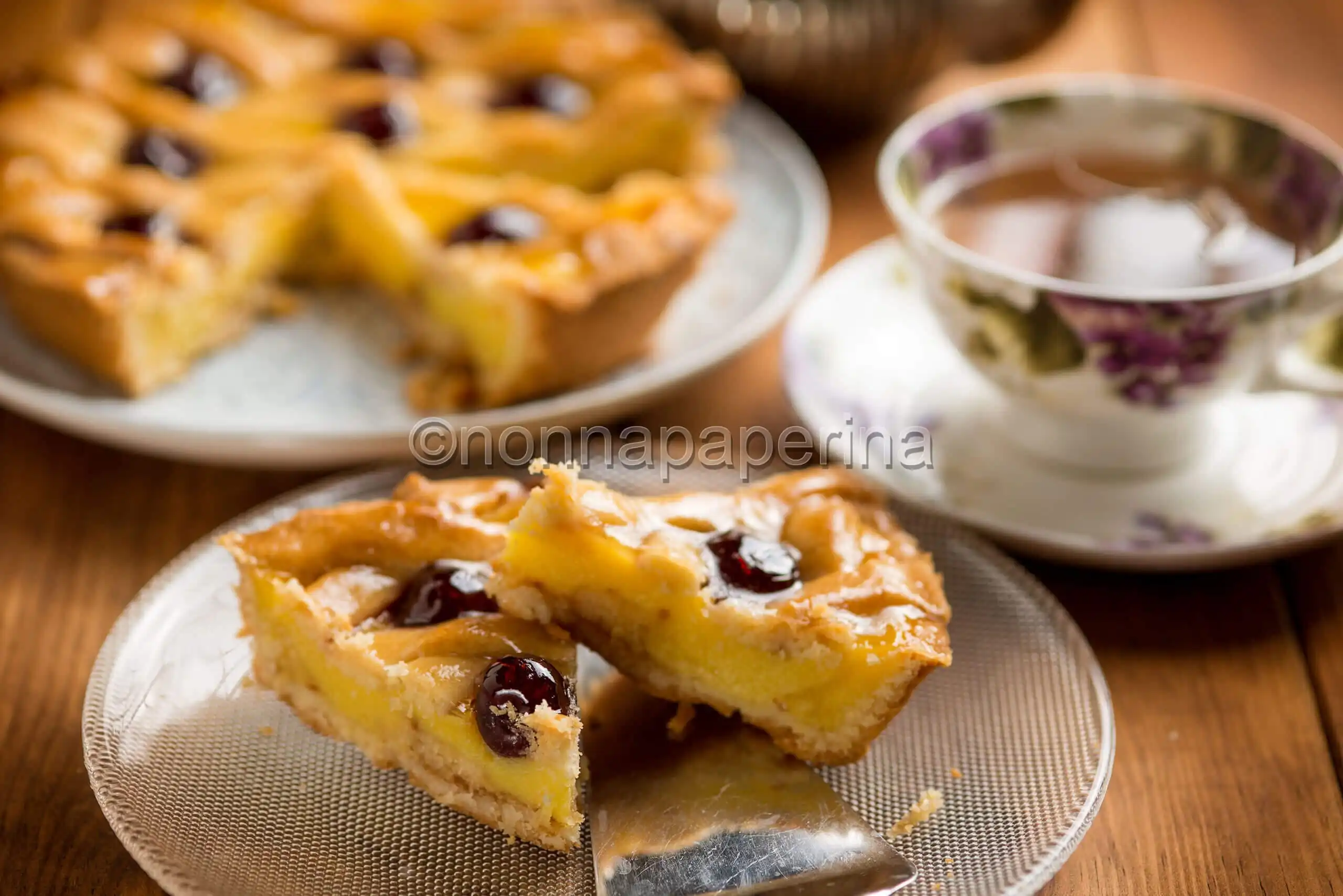 Crostata amalfitana, una delizia con crema e amarene