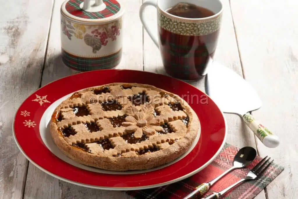 Crostata con confetture di prugne alla cannella per merenda