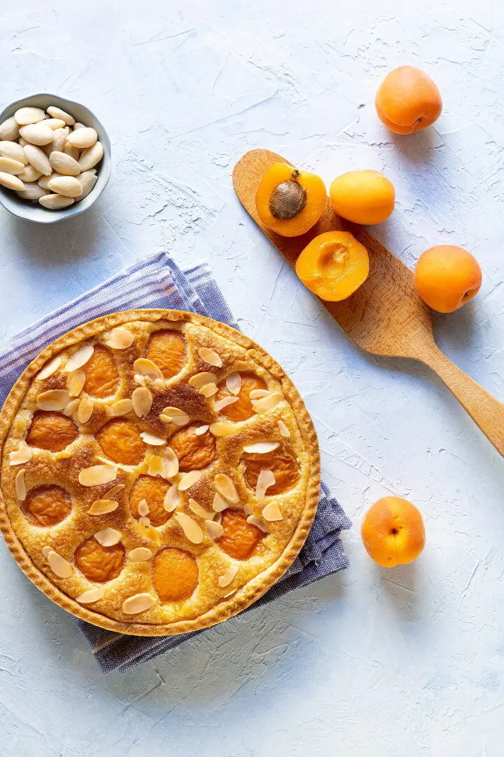 Crostata con crema frangipane e albicocche