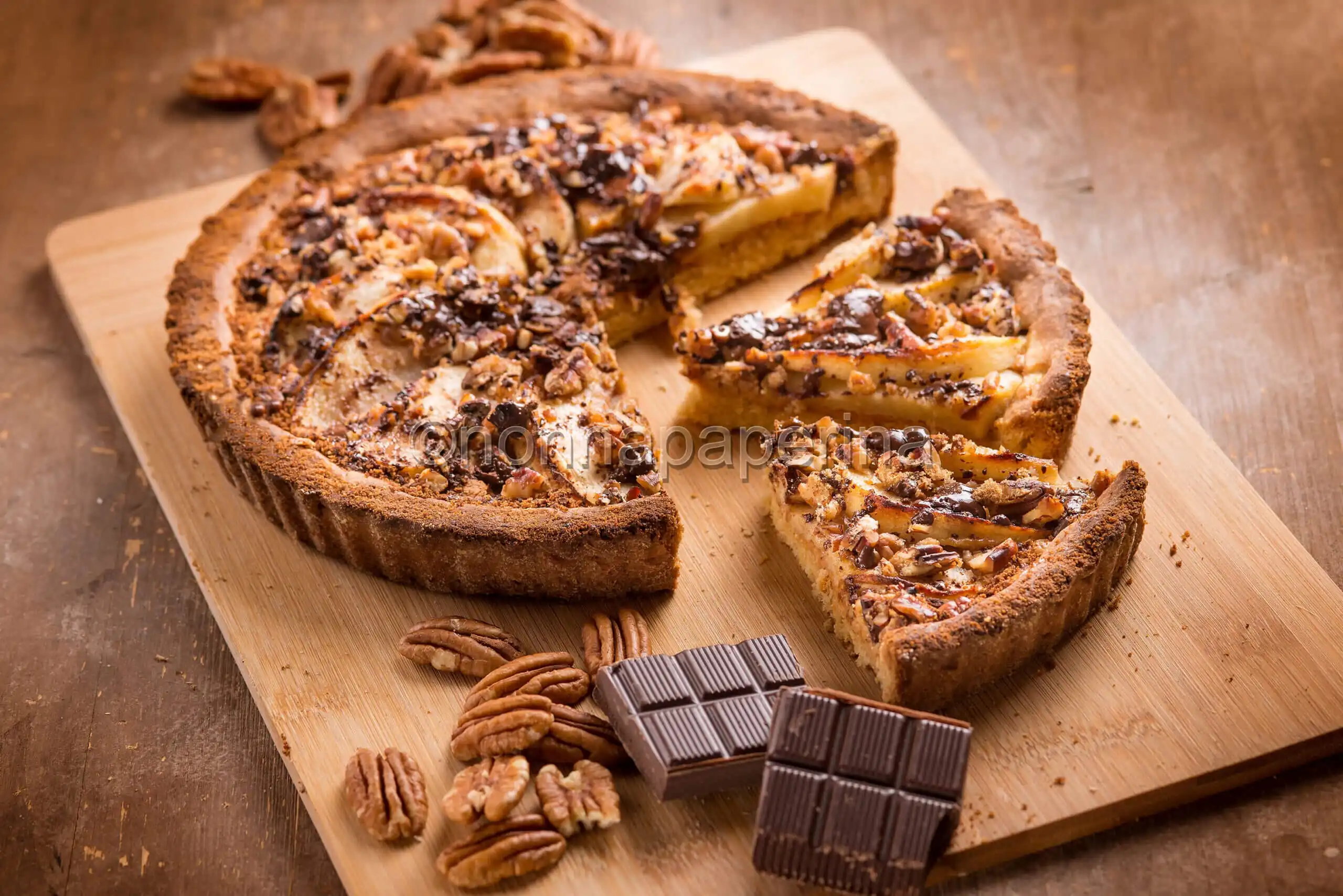 Crostata con mele e crema di arachidi, un dolce unico