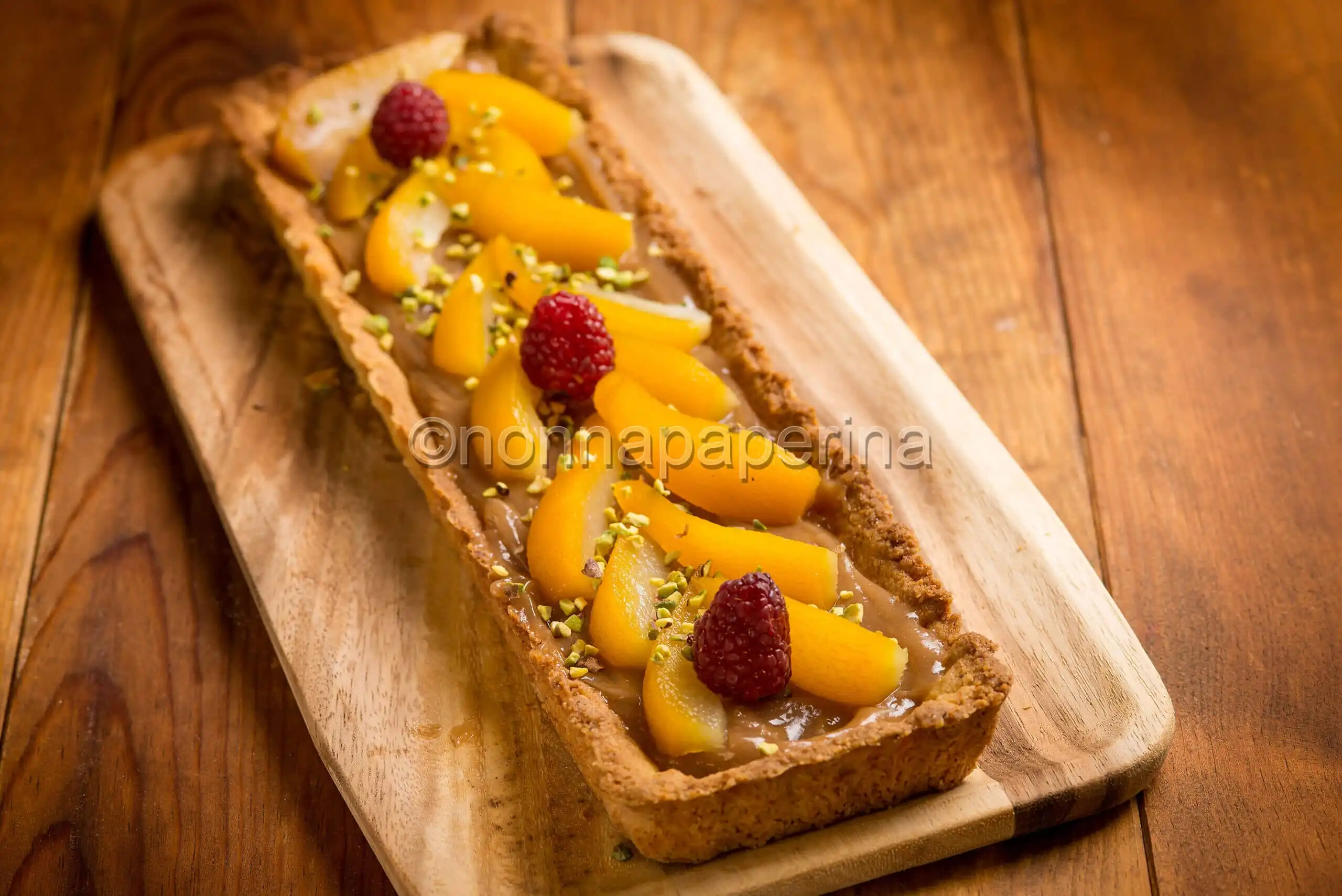 Crostata con pere caramellate e cioccolato, un dolce unico