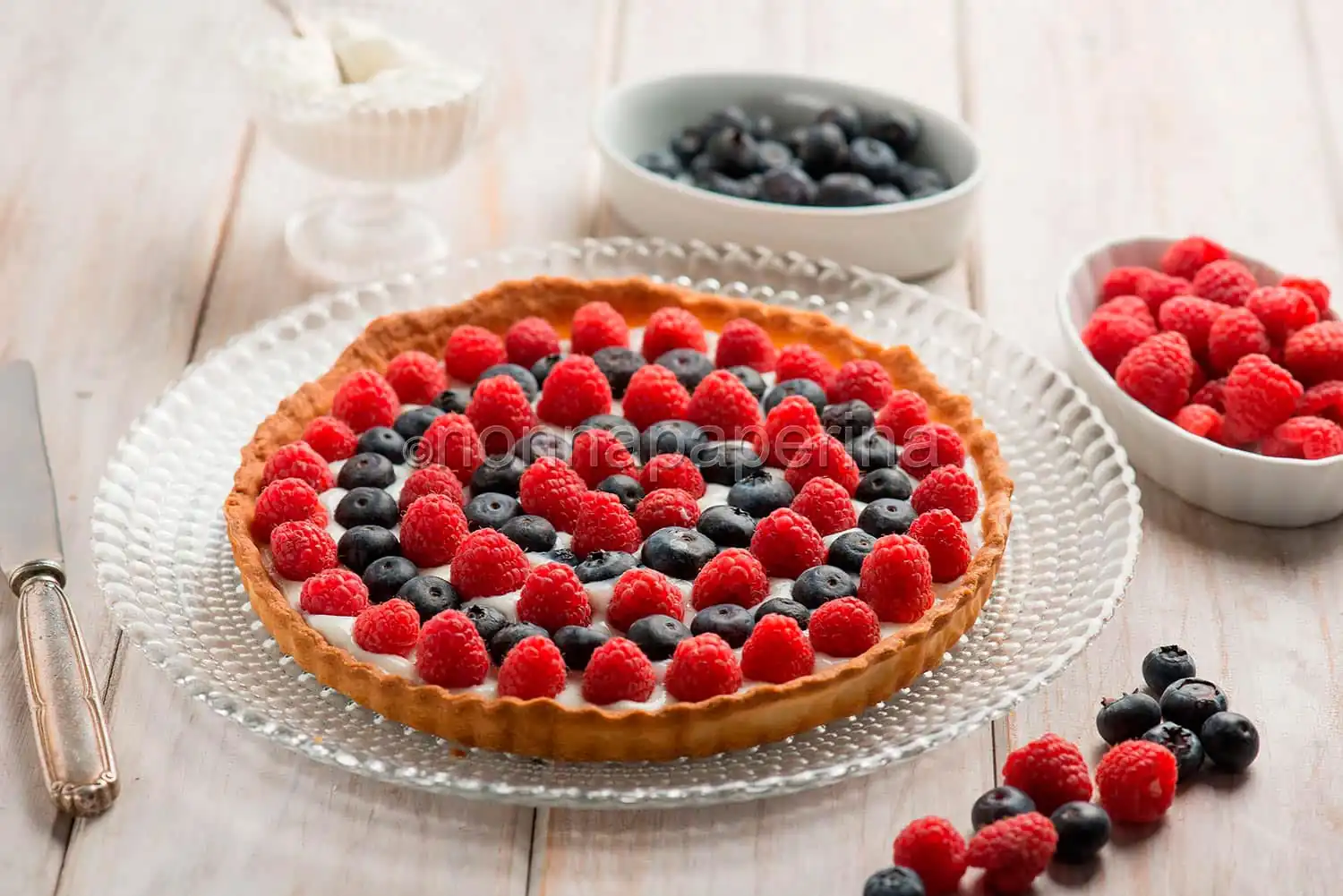 Crostata di lamponi e mirtilli, un dolce creativo
