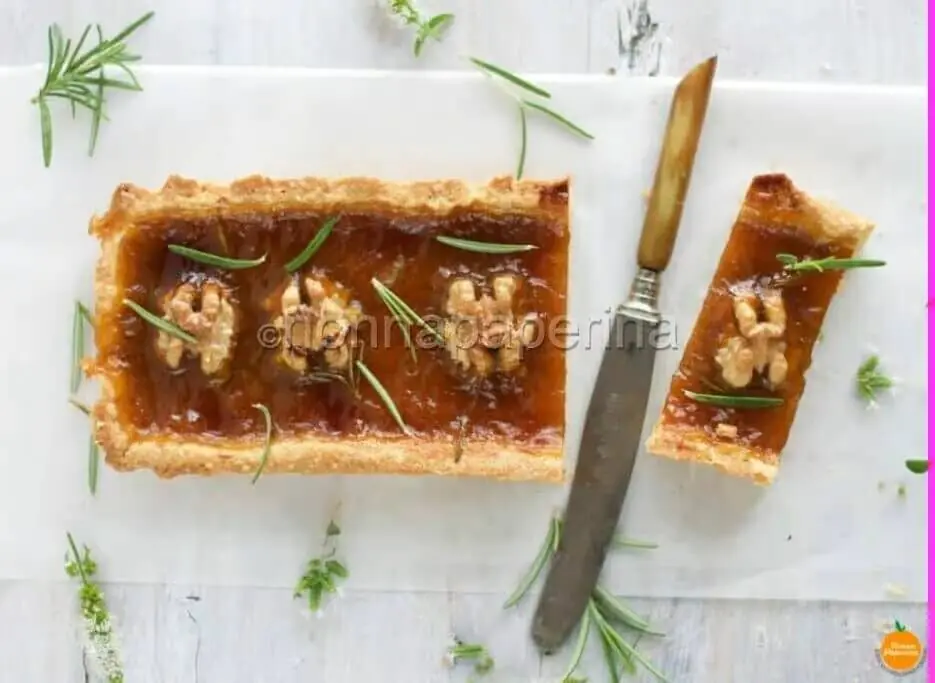 Crostata di quinoa al rosmarino con albicocche e noci
