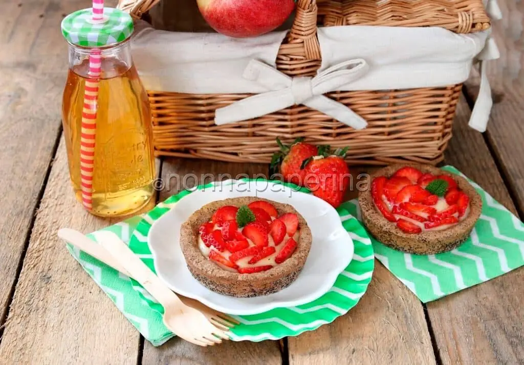 Crostatine al riso e grano saraceno con crema e fragole!