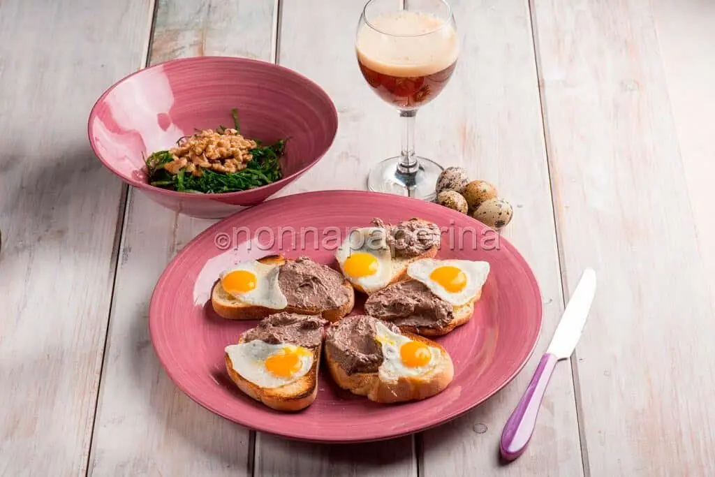 Crostini con patè di milza e uova di quaglia: un antipasto gustoso