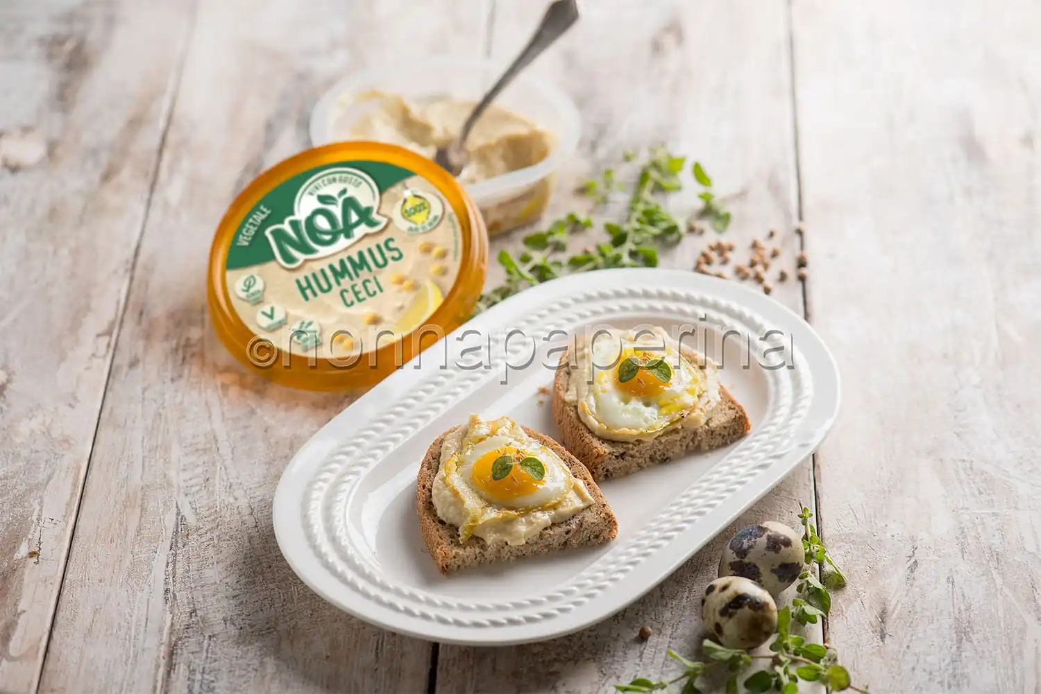 Crostini con uova di quaglia e hummus, un break inedito