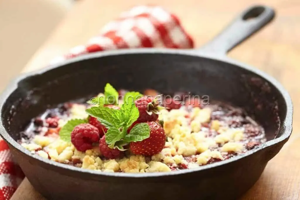 Crumble di fragole e lamponi: il dessert allegro e goloso