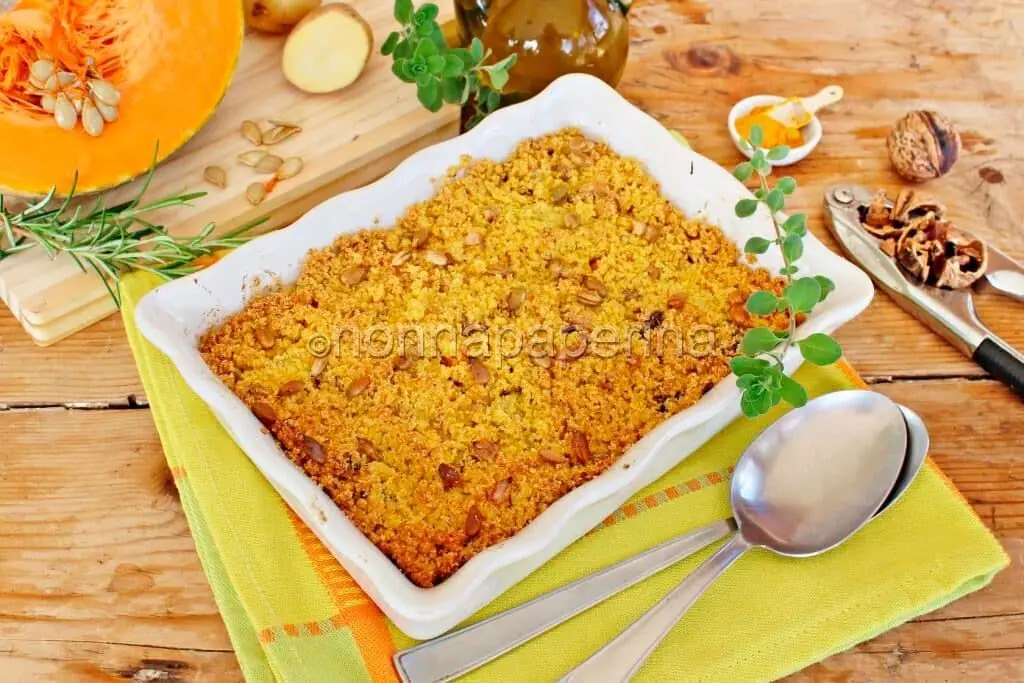 Crumble salato di zucca e patate con curcuma e noci