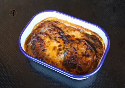 Cucinare con le cose da supermercato come una mamma anni '90: moussaka vegetale facile: il segreto per cucinare un piatto greco da sogno in 30 minuti con la friggitrice ad aria