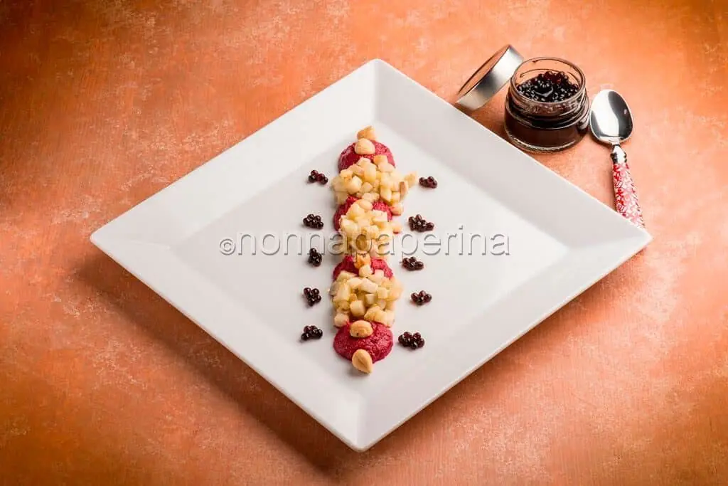 Dadolata di topinambur con pesto di barbabietole e nocciole