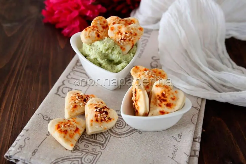 Dip di broccolo romanesco e salatini hot: accendiamo la passione