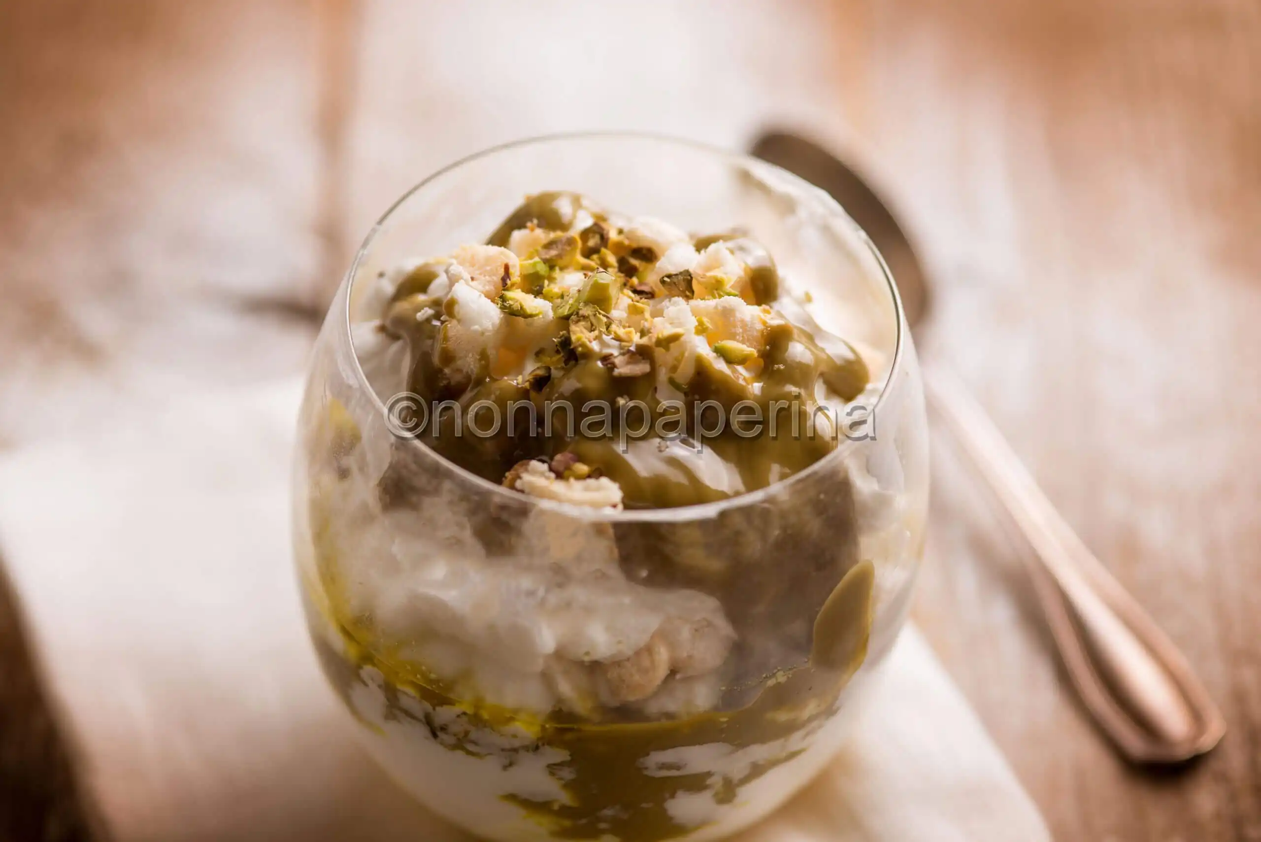 Dolce al cucchiaio con pistacchi, un dessert raffinato