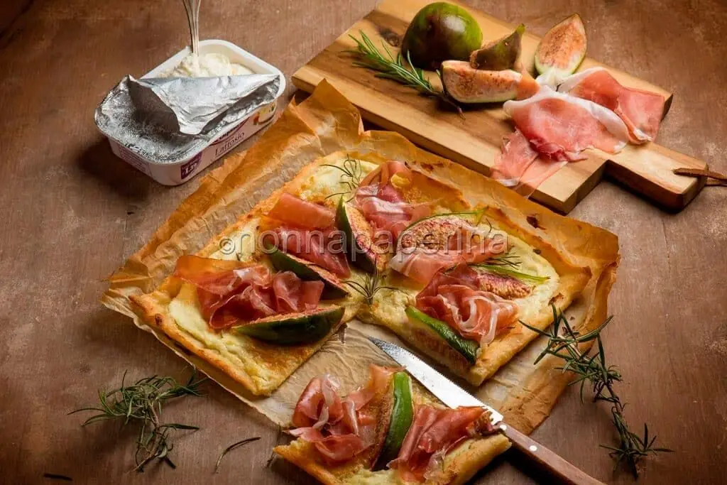 È tempo di gustare la pizza bianca con prosciutto e fichi!