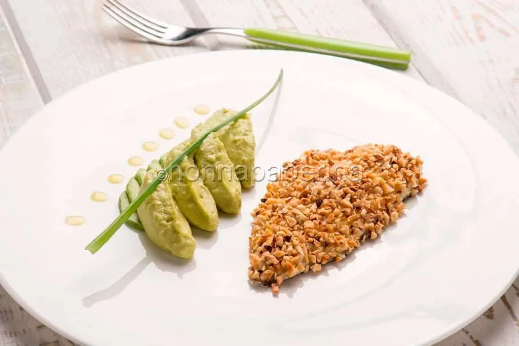 Ecco l’ orata impanata alle nocciole con purè di avocado!