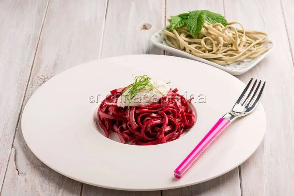 Ecco un buon piatto di tagliatelle all’ortica con crema di barbabietole