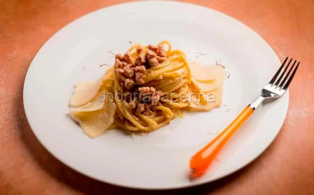 Ecco un piatto di spaghetti con luganega e zafferano!