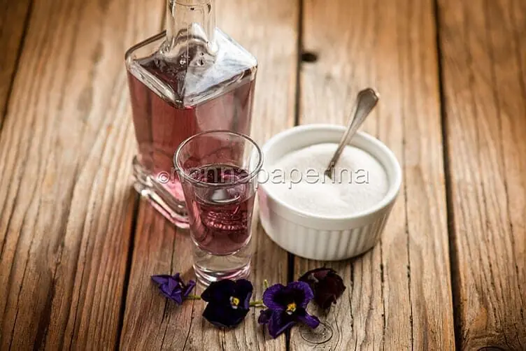 Elisir di viola, una bevanda aromatica e speziata