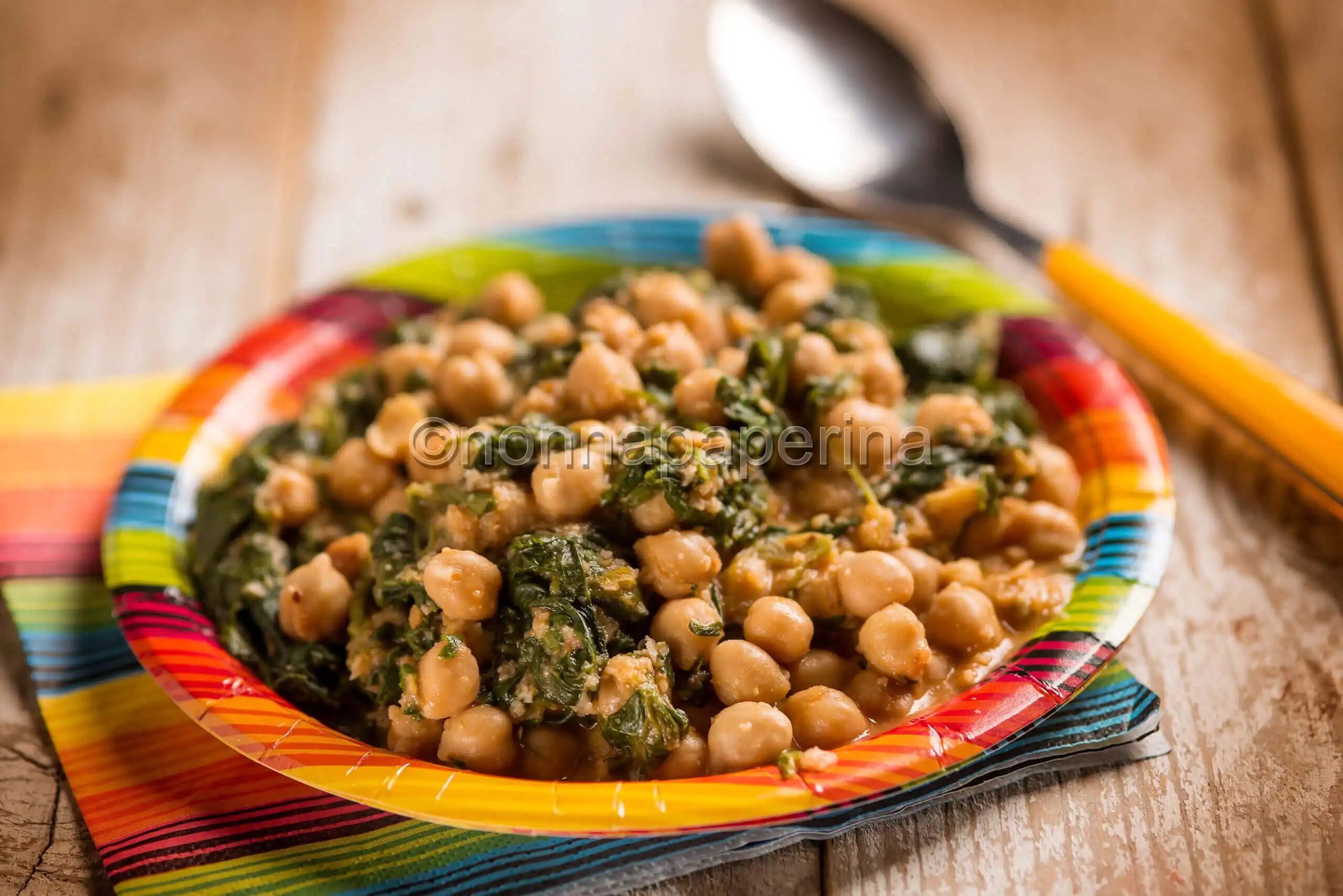 Espinacas con garbanzos, un contorno di verdure e legumi