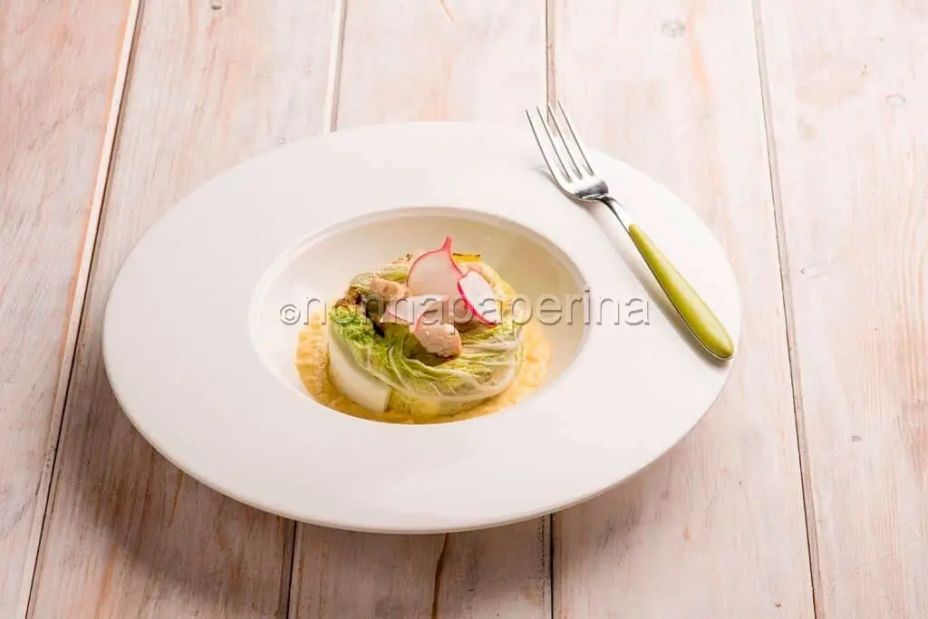 Fagottino di cavolo cinese con cuori di pollo stufato ai carciofi