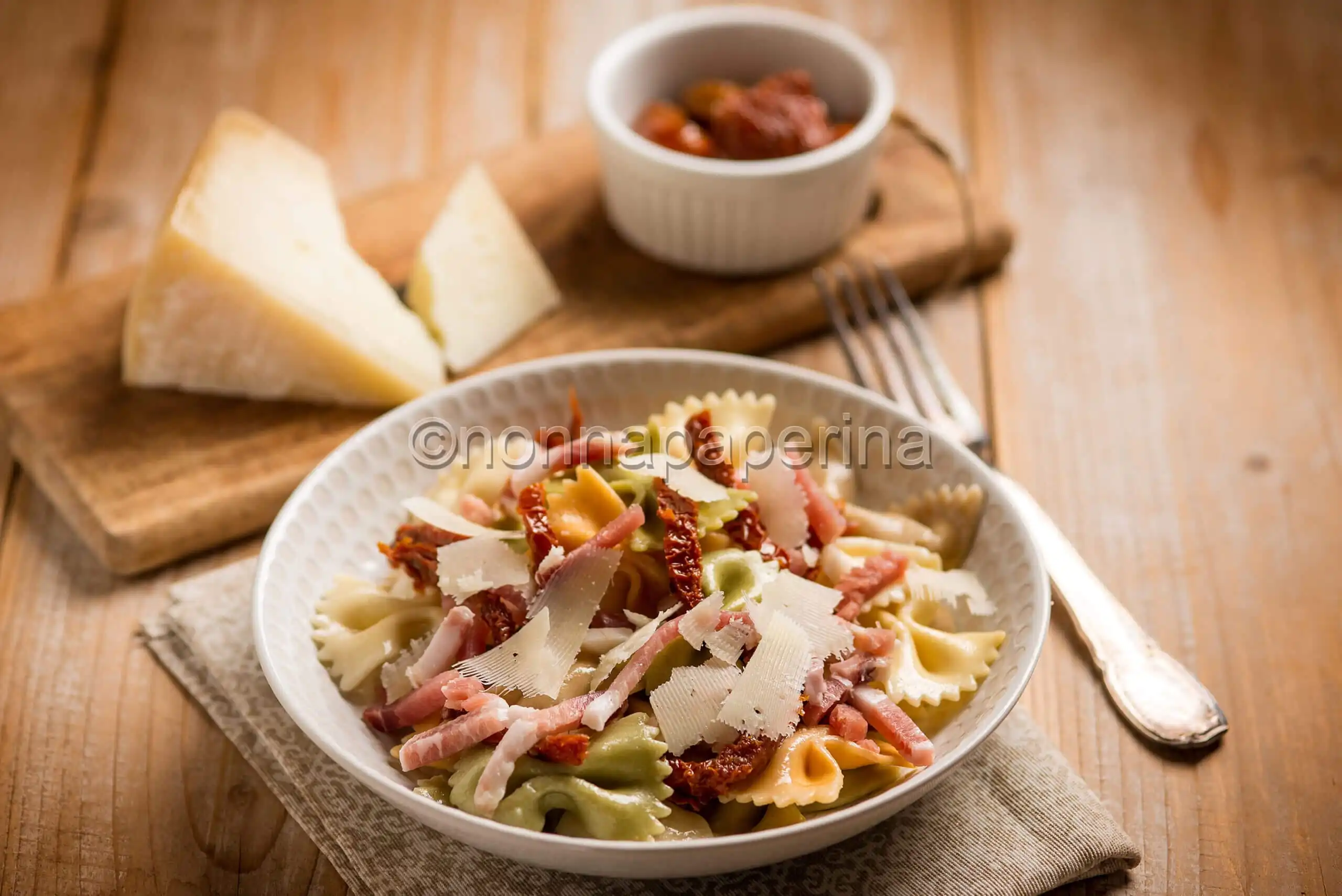 Farfalle con speck e pomodori, un primo all’italiana
